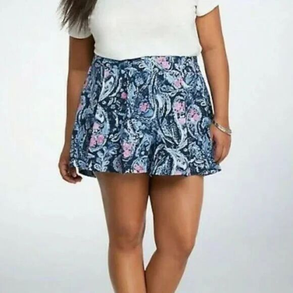 Torrid Blue, White, Pink Pasley Pull On Pleated Shorts size 1 or 1X - Picture 1 of 7